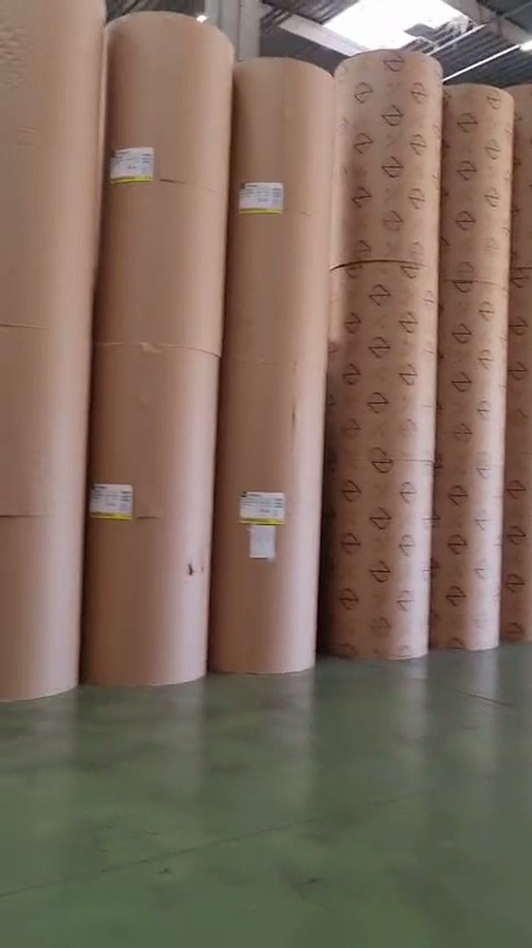 Bobines de papier stockées debout dans l’entrepôt