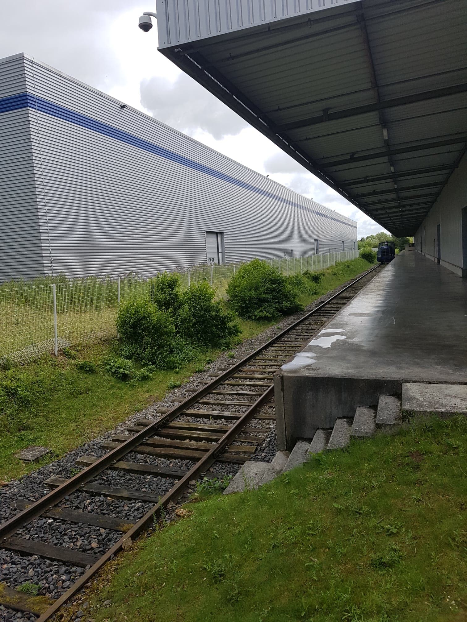 Voie ferrée longeant le quai couvert de la plateforme