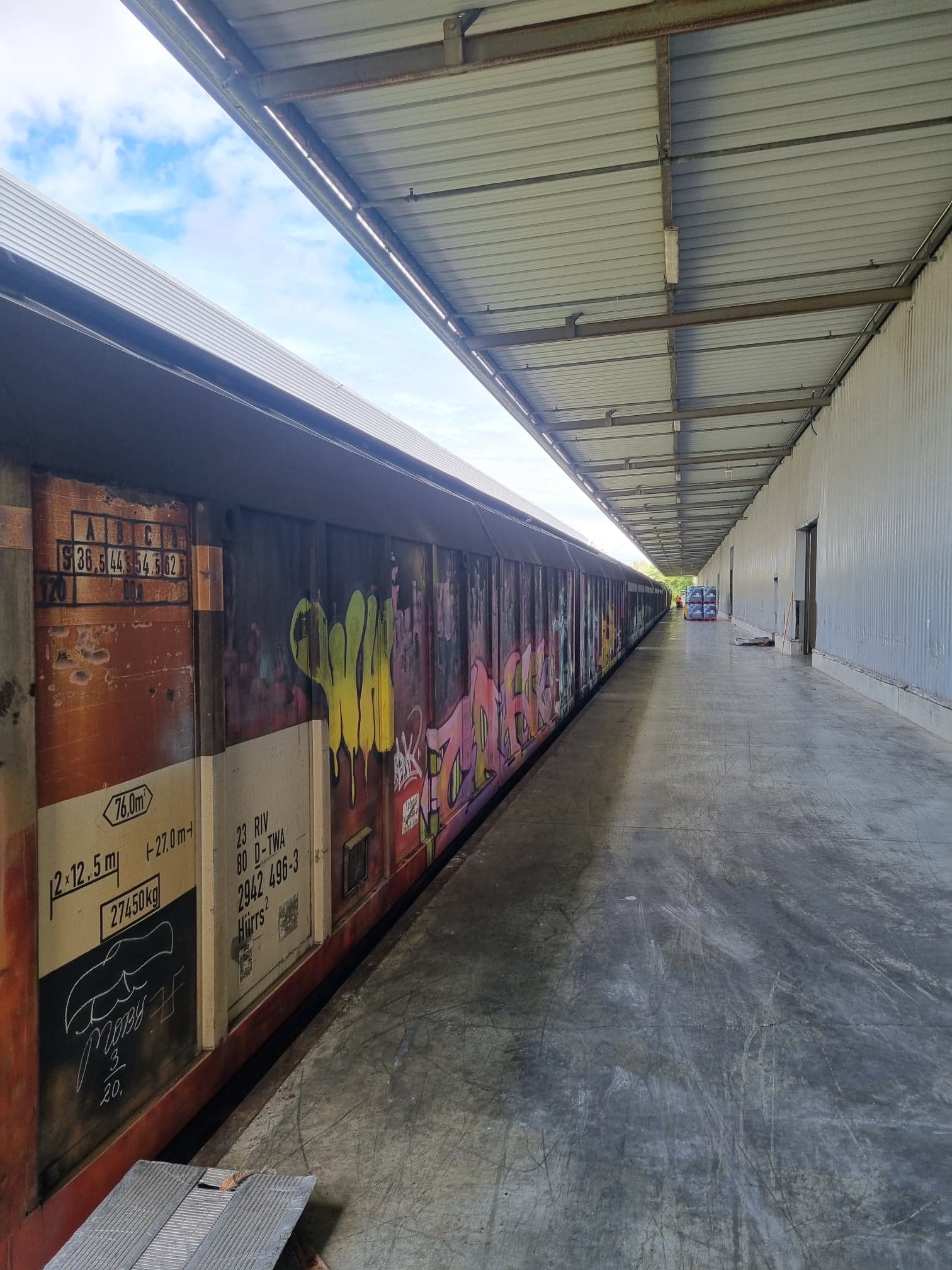 Rame de wagons à quai sous l’auvent de la plateforme de Combs-la-Ville