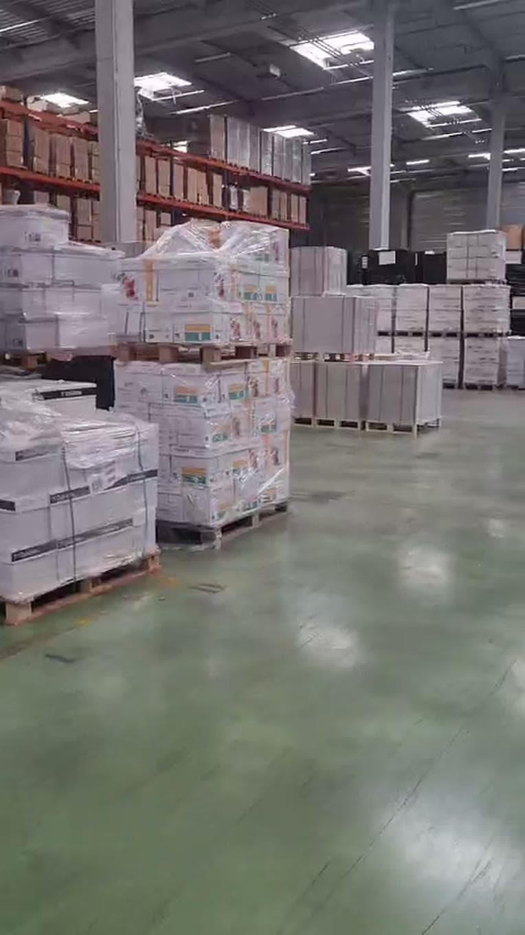 Racks palettiers chargés dans l’entrepôt